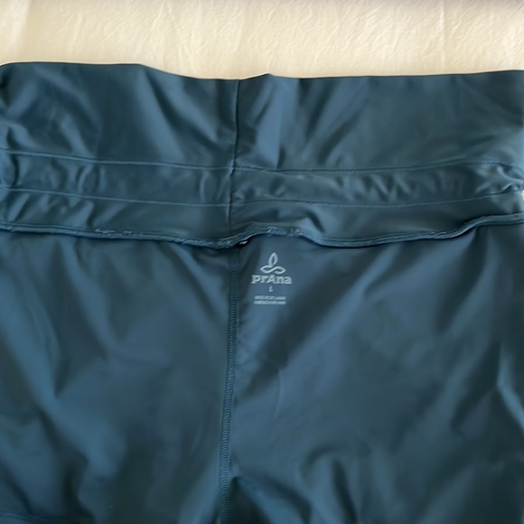 Prana shorts with an underlayer - Picture 8 of 8